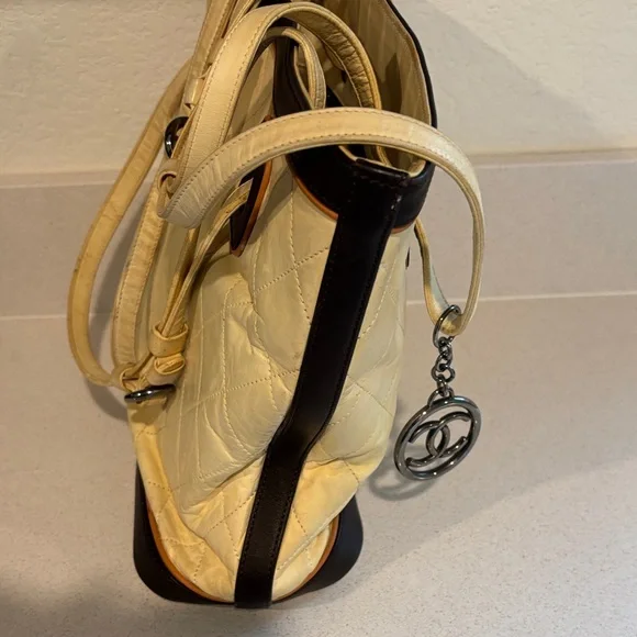 CHANEL Cream and Black Quilted Tote - Picture 5 of 7